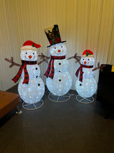 Snowman Family 520 LED Lights Holiday Decor**New and assembled, dirty from shipping**