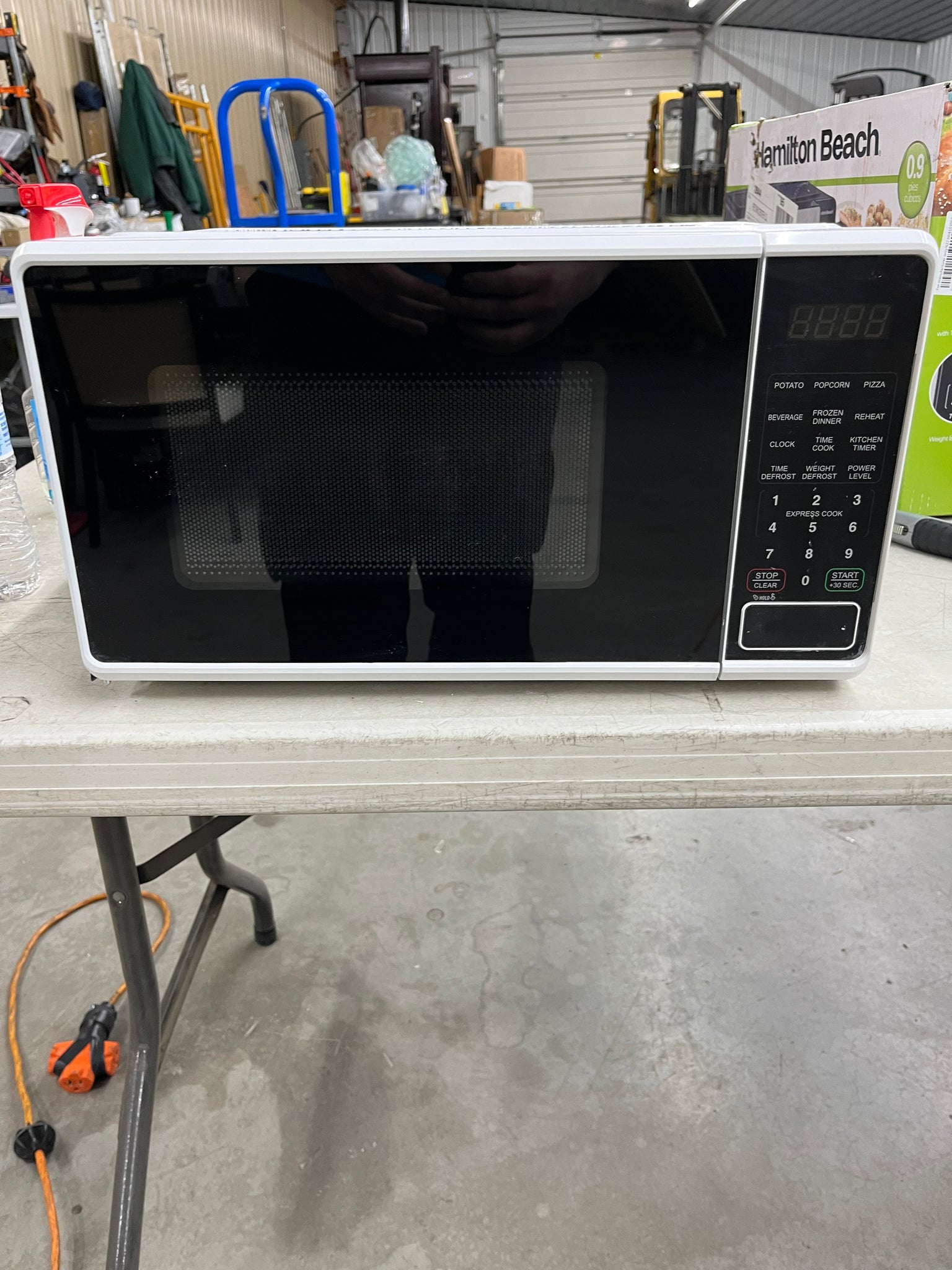 Mainstays 0.7 Cu ft Compact Countertop Microwave Oven, White**New