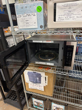 Panasonic 1.3 cu ft Countertop Microwave Oven in Glass Door- WE DO NOT SHIP!!