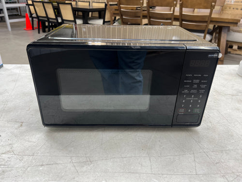 Mainstays 0.7 Cu ft Countertop Microwave Oven, 700 Watts, Black!! USED ONCE, VERY CLEAN!!