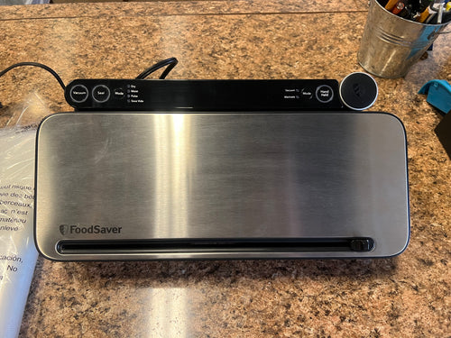 FoodSaver 2110742 Multi-Use Food Preservation System with Built-in Handheld Sealer!! LIGHTLY USED(HAS ALL BAGS AND ABOUT HALF THE STARTER ROLL)!!