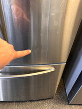 Samsung 27-cu ft French Door Refrigerator with Dual Ice Maker (Fingerprint Resistant Stainless Steel) ENERGY STAR! (NEW - DENTED)