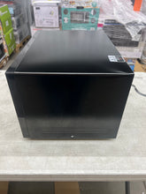 Oster 1.3 Cu. ft. Stainless Steel with Mirror Finish Microwave Oven with Grill!! VERY LIGHLTY USED, TESTED WORKS GREAT!!