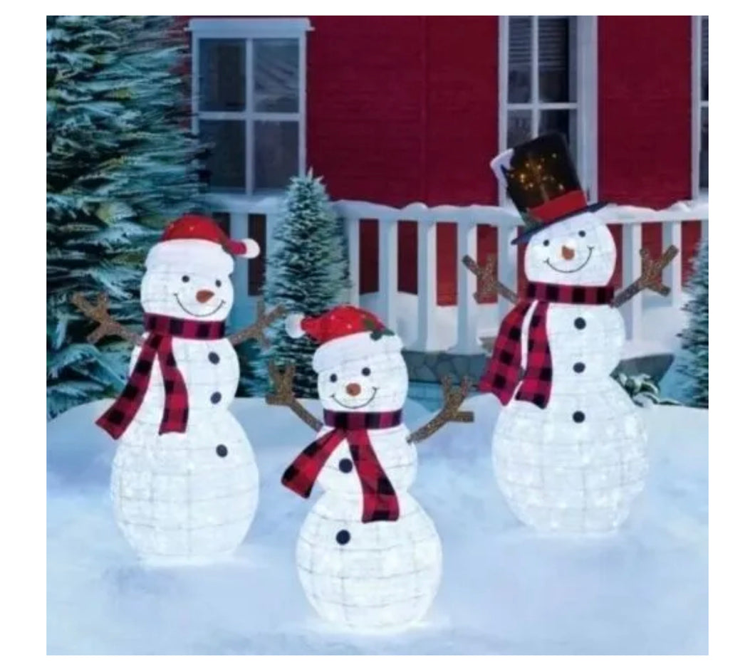 Snowman Family 520 LED Lights Holiday Decor**New and assembled, dirty from shipping**