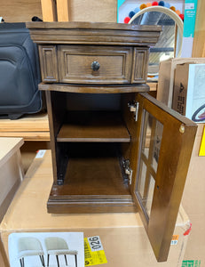 Tresanti Chairside Table with Power!

-Brand new out of the box