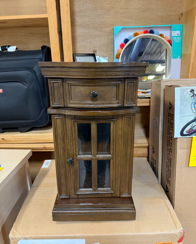 Tresanti Chairside Table with Power!

-Brand new out of the box