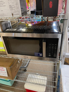 Upgrade your kitchen with the Maytag 1.3 cu. ft. countertop microwave designed for modern efficiency. Delivering 1100 watts of power, it heats meals quickly and evenly, while the 12.8-inch glass turntable ensures consistent cooking and easy cleanup. USED