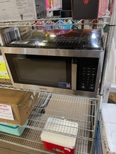 Upgrade your kitchen with the Maytag 1.3 cu. ft. countertop microwave designed for modern efficiency. Delivering 1100 watts of power, it heats meals quickly and evenly, while the 12.8-inch glass turntable ensures consistent cooking and easy cleanup. USED