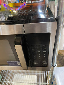 Upgrade your kitchen with the Maytag 1.3 cu. ft. countertop microwave designed for modern efficiency. Delivering 1100 watts of power, it heats meals quickly and evenly, while the 12.8-inch glass turntable ensures consistent cooking and easy cleanup. USED