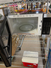 Upgrade your kitchen with the Maytag 1.3 cu. ft. countertop microwave designed for modern efficiency. Delivering 1100 watts of power, it heats meals quickly and evenly, while the 12.8-inch glass turntable ensures consistent cooking and easy cleanup. USED