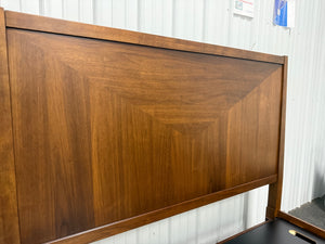 Universal Broadmoore Powell Queen Bed! (NEW - SCRATCHED) - (PHOTOS SHOEN PREVIOUSLY ASSEMBLED FRAME!)