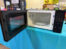 Mainstays 1.1 Cu ft Countertop Microwave Oven, 1000 Watts, Black! (USED/SCRATCHED/CLEAN - WORKS GREAT!)