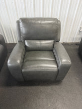 ABBYSON DOMINICK LEATHER POWER RECLINER WITH POWER HEADREST!! (BRAND NEW!)