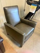 Barcalounger Ridgefield Leather Pushback Recliner!! NEW AND ASSEMBLED!!