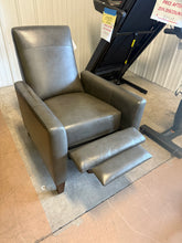 Barcalounger Ridgefield Leather Pushback Recliner!! NEW AND ASSEMBLED!!