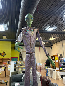 10’ Halloween Animated Alien!! NEW AND ASSEMBLED!!