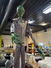 10’ Halloween Animated Alien!! NEW AND ASSEMBLED!!