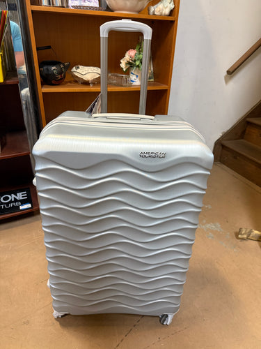 American Tourister Pirouette NXT Hardside Large Checked Luggage with Spinner Wheels - Silver!! NEW OUT OF BOX!!