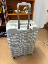 American Tourister Pirouette NXT Hardside Large Checked Luggage with Spinner Wheels - Silver!! NEW OUT OF BOX!!