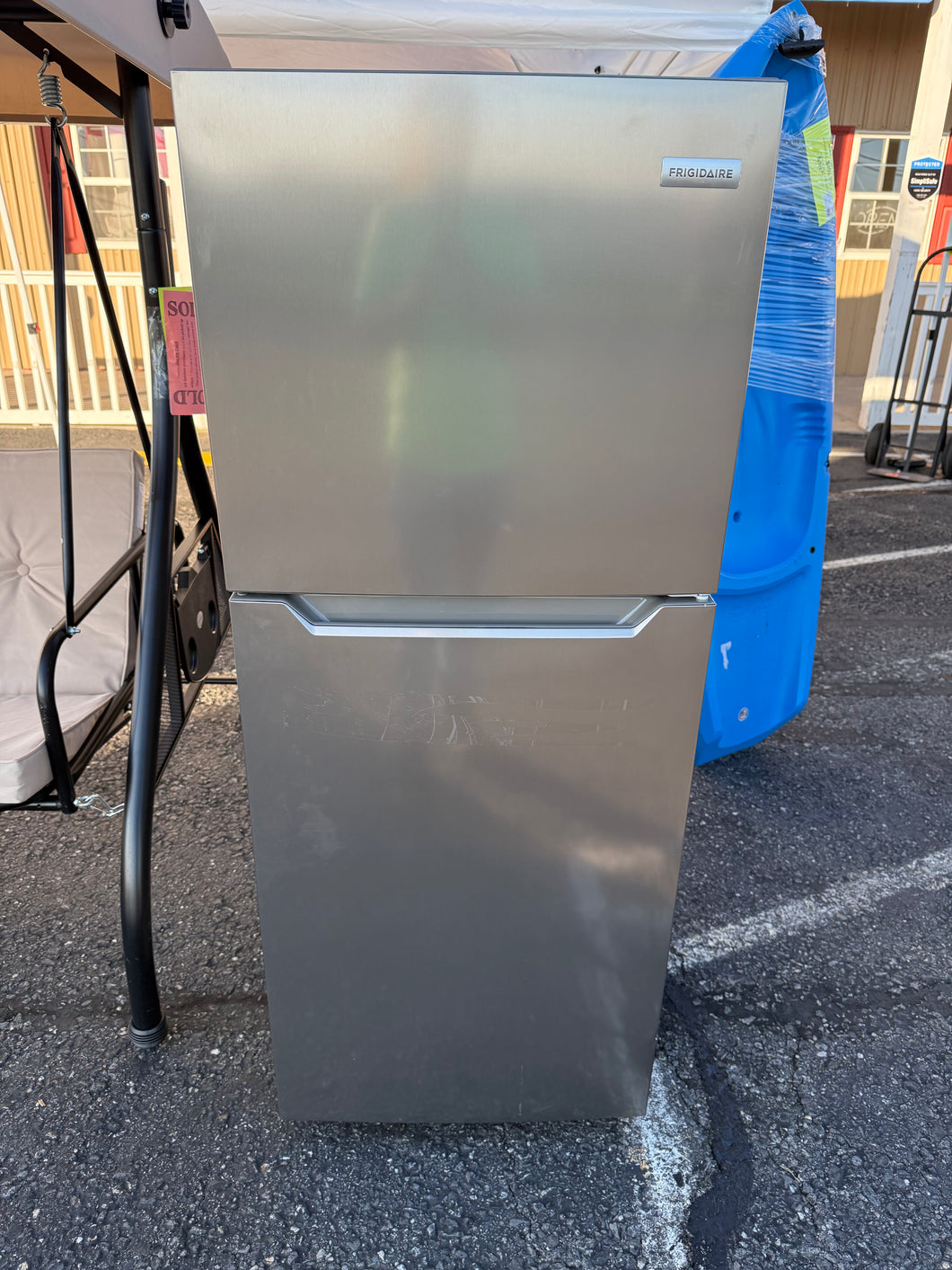 Frigidaire 10.1 cu. ft. Garage Ready Top Freezer Refrigerator in Fingerprint-Resistant Stainless Look, ENERGY STAR! (BRAND NEW)