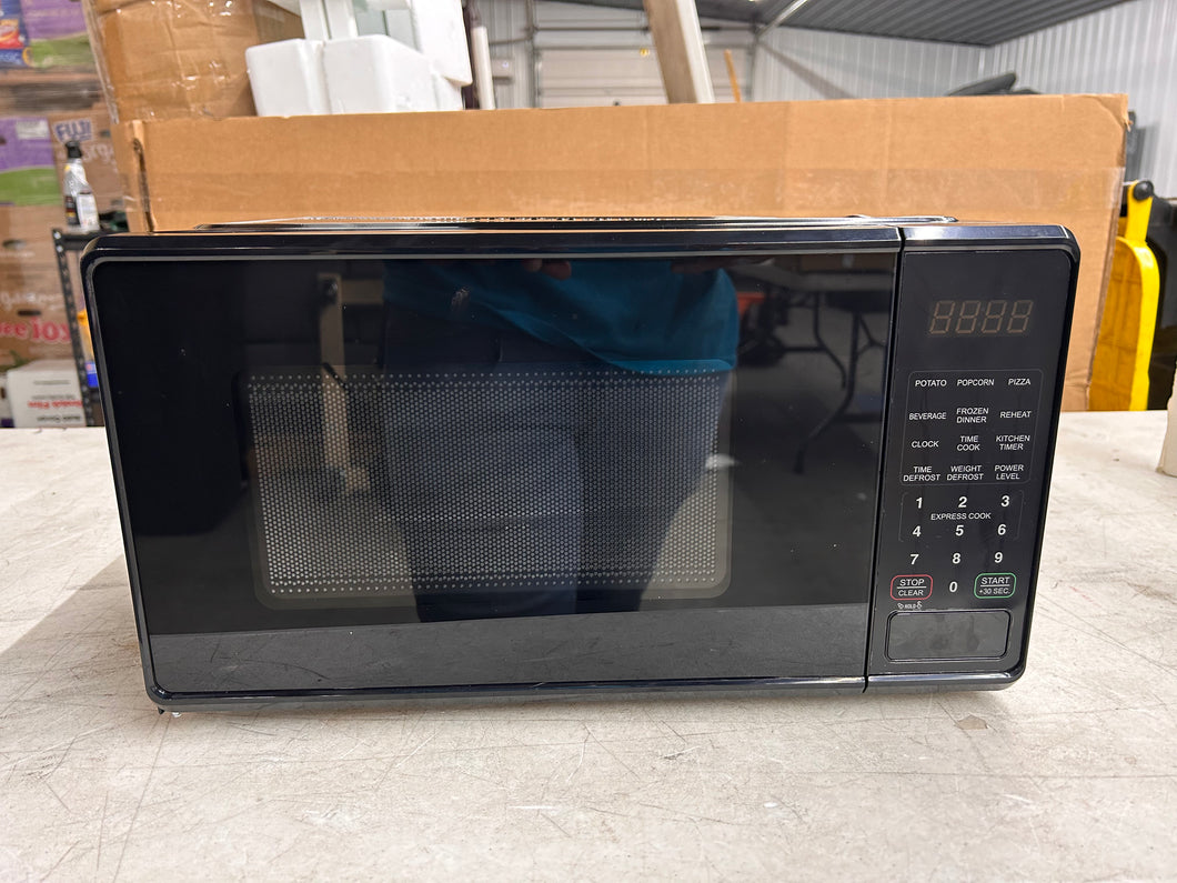 Mainstays 0.7 Cu ft Compact Countertop Microwave Oven, Black!! NEW OUT OF BOX(DENT FROM SHIPPING)!!