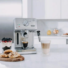 DeLonghi 15 Bar Stainless Steel Espresso and Cappuccino Machine with Premium Adjustable Frother! (USED - CLEAN)