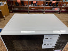 Mainstays 0.7 Cu ft Countertop Microwave Oven, 700 Watts, White!