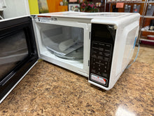 Mainstays 0.7 Cu ft Countertop Microwave Oven, 700 Watts, White!