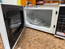 Mainstays 0.7 Cu ft Countertop Microwave Oven, 700 Watts, White!
