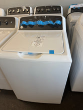 GE 4.5 cu. ft. Top Load Washer in White with Dual Action Agitator and Cold Plus, Sanitize with Oxi- New - scratch and dent