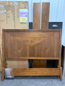 Universal Broadmoore Powell Queen Bed! (NEW - SCRATCHED) - (PHOTOS SHOEN PREVIOUSLY ASSEMBLED FRAME!)