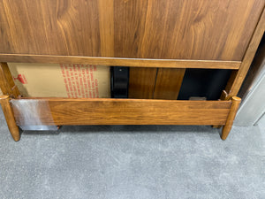 Universal Broadmoore Powell Queen Bed! (NEW - SCRATCHED) - (PHOTOS SHOEN PREVIOUSLY ASSEMBLED FRAME!)