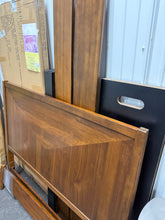 Universal Broadmoore Powell Queen Bed! (NEW - SCRATCHED) - (PHOTOS SHOEN PREVIOUSLY ASSEMBLED FRAME!)