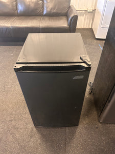 Arctic King 4.4 Cu ft One-Door No Freezer Mini Fridge, Black Stainless Steel Look E-Star! (USED ONCE - LIKE NEW - DENTED)
