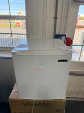 Magic Chef 1.7 cu. ft. Freezerless Mini Fridge, White! (NEW - MINOR DENTS)