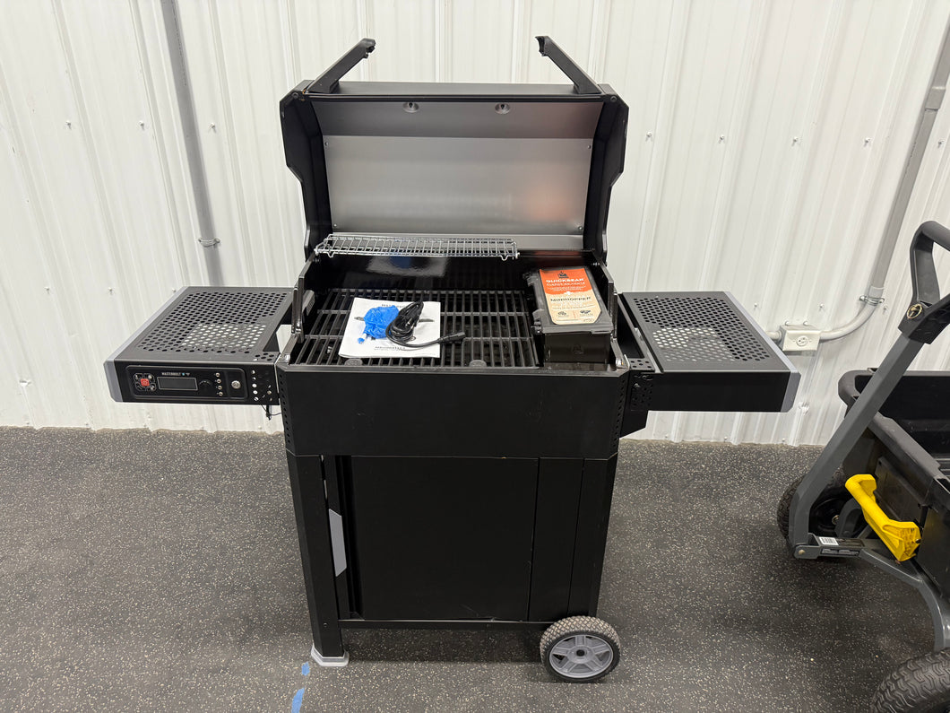 Masterbuilt AutoIgnite Series 545 Digital Charcoal Grill and Smoker in Black!! BRAND NEW(HANDLE BROKE OFF DURING SHIPPING)!!