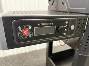 Masterbuilt AutoIgnite Series 545 Digital Charcoal Grill and Smoker in Black!! BRAND NEW(HANDLE BROKE OFF DURING SHIPPING)!!