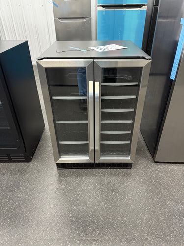 Silhouette Dual Zone 23.81 in. Wide 60 beverage cans and 27 bottles of wine Built-in Beverage Center in Stainless Steel! (BRAND NEW)