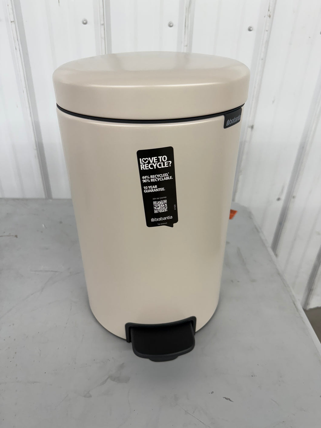 Brabantia NewIcon 3.2 Gal. (12 l) Soft Beige Step On Trash Can!! NEW(MINOR DENT FROM SHIPPING)!!