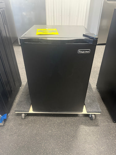 Magic Chef 2.6 cu. ft. Mini Fridge in Black, ENERGY STAR! (BRAND NEW - MINOR DENTS)