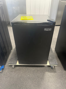 Magic Chef 2.6 cu. ft. Mini Fridge in Black, ENERGY STAR! (BRAND NEW - MINOR DENTS)