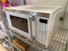 Hamilton Beach 1.1 cu ft Countertop Microwave Oven in White and Stainless Steel Color, Sensor Cook!! (USED - WORKS GREAT!)