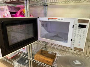 Hamilton Beach 1.1 cu ft Countertop Microwave Oven in White and Stainless Steel Color, Sensor Cook!! (USED - WORKS GREAT!)