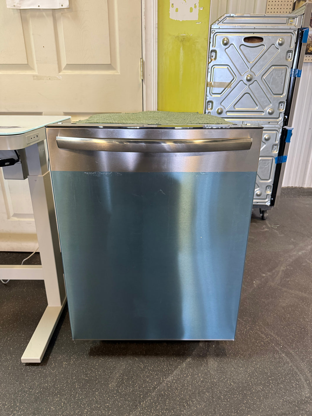 Frigidaire Gallery CleanBoost 24-in Top Control Built-in Dishwasher With Third Rack ( Fingerprint Resistant Stainless Steel ) ENERGY STAR, 47-Decibel Very Quiet Sound Level! (NEW)