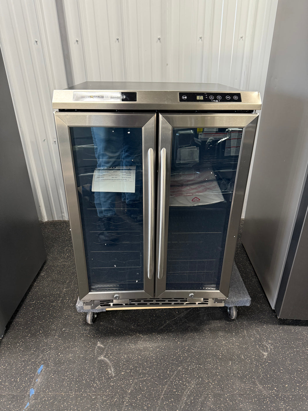 Avanti 24 in. 19-Bottle Wine & Beverage Cooler! (NEW - MINOR DENTS)