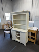 USED KITCHEN HUTCH — ONLY $75! 🎉🦍

🏡 LOTS OF STORAGE & DISPLAY SPACE FOR ONLY $75!