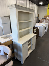 USED KITCHEN HUTCH — ONLY $75! 🎉🦍

🏡 LOTS OF STORAGE & DISPLAY SPACE FOR ONLY $75!