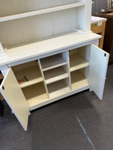USED KITCHEN HUTCH — ONLY $75! 🎉🦍

🏡 LOTS OF STORAGE & DISPLAY SPACE FOR ONLY $75!