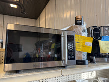 BLACK+DECKER 0.7 cu ft 700W Microwave Oven - Black! (USED LIGHTLY - VERY CLEAN!)