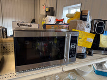 BLACK+DECKER 0.7 cu ft 700W Microwave Oven - Black! (USED LIGHTLY - VERY CLEAN!)